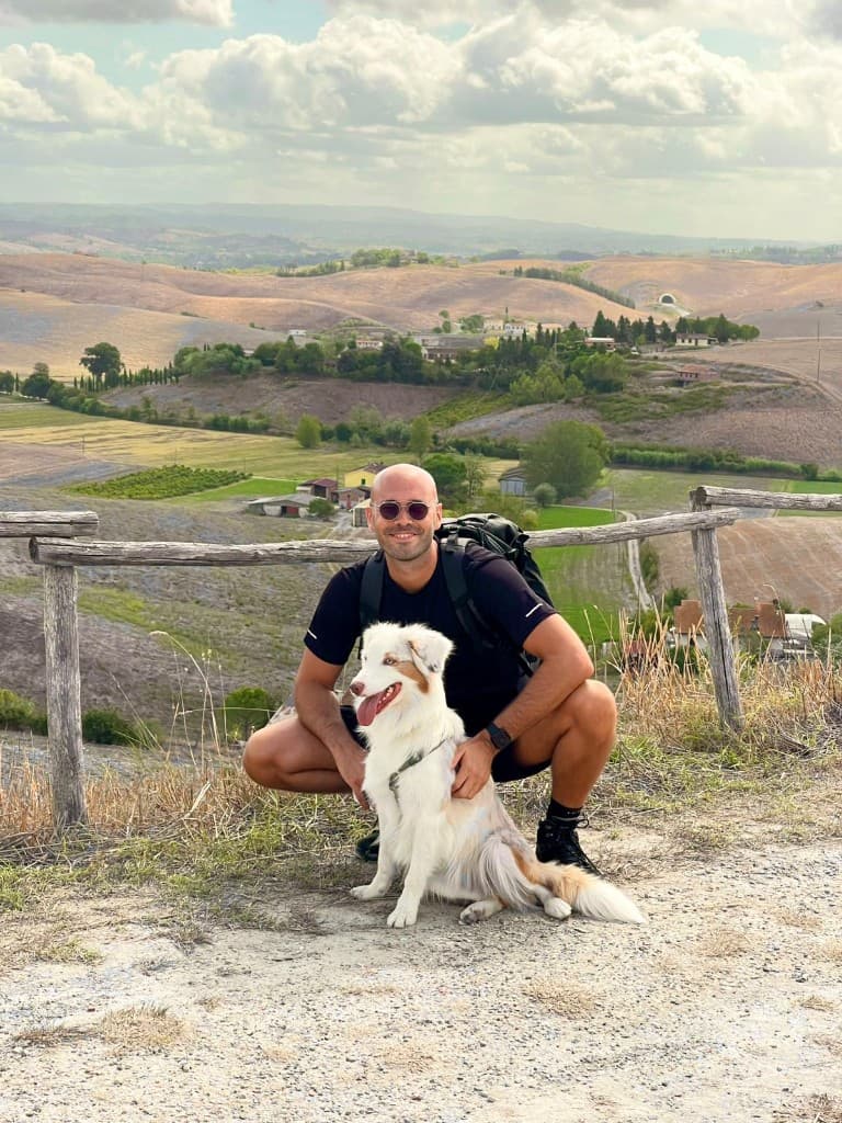 Leonardo Tononi con il suo cane, in collina